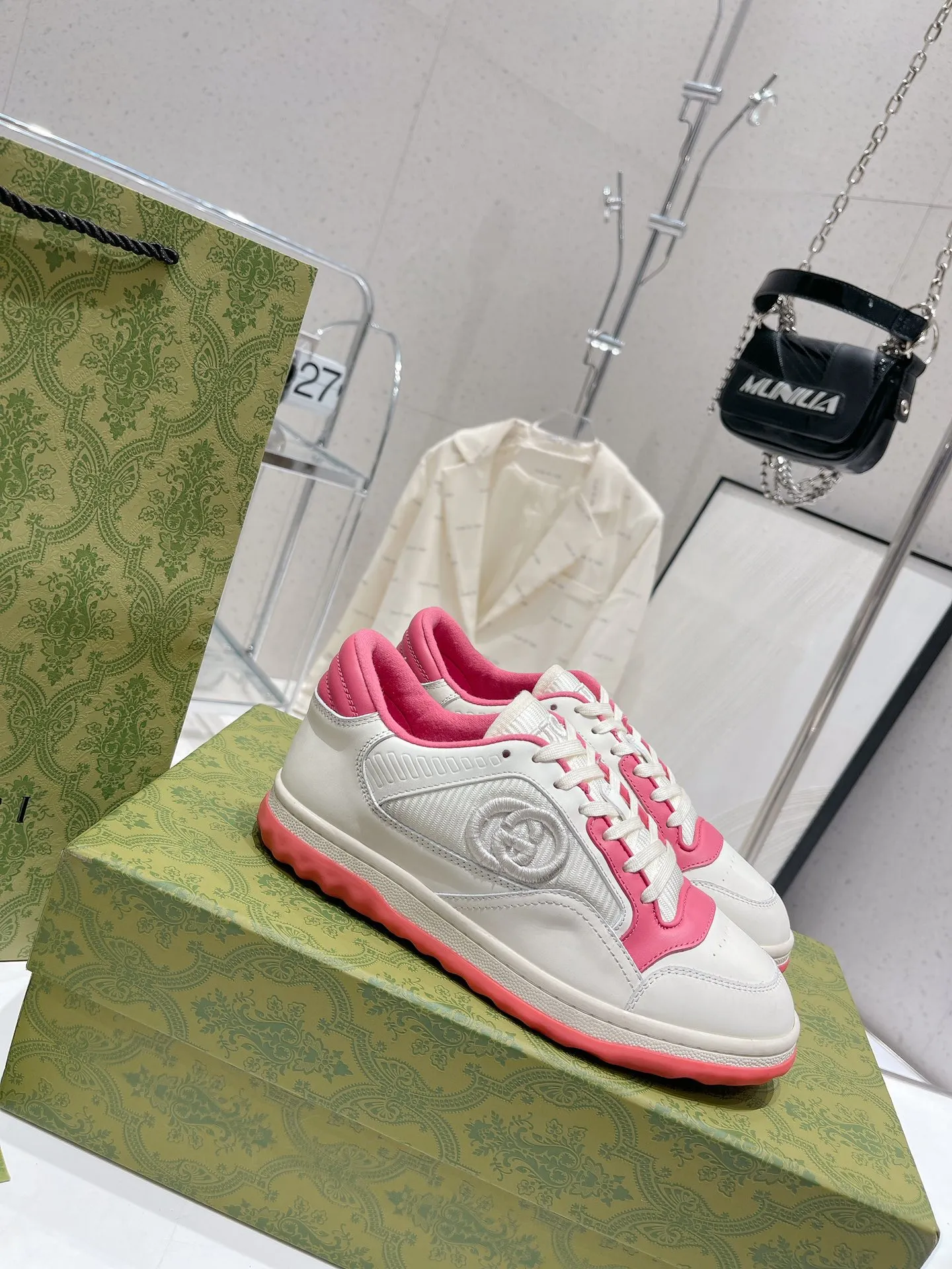 👟👟Ex-factory price 520👟👟 Gucci Gucci 2023 latest hot model MAC80 sneakers, couple style, casual, retro, old, dirty shoes, small dirty shoes, white shoes, original purchase, development, production, Gucci MAC80 new hot model series. The exquisite and compact interlocking double G logo romantically interprets the aesthetic concept of this series. Made of off-white leather, retro inspiration is cleverly integrated into the design of sports shoes, reinterpreting the brand logo. Fabric: Original custom imported first-layer cowhide. Lining: Original custom imported breathable mesh. Outsole: Original molded two-color TPU outsole. Sole thickness: 3CM. Size: Women's 35-40 / Men's 39-45.